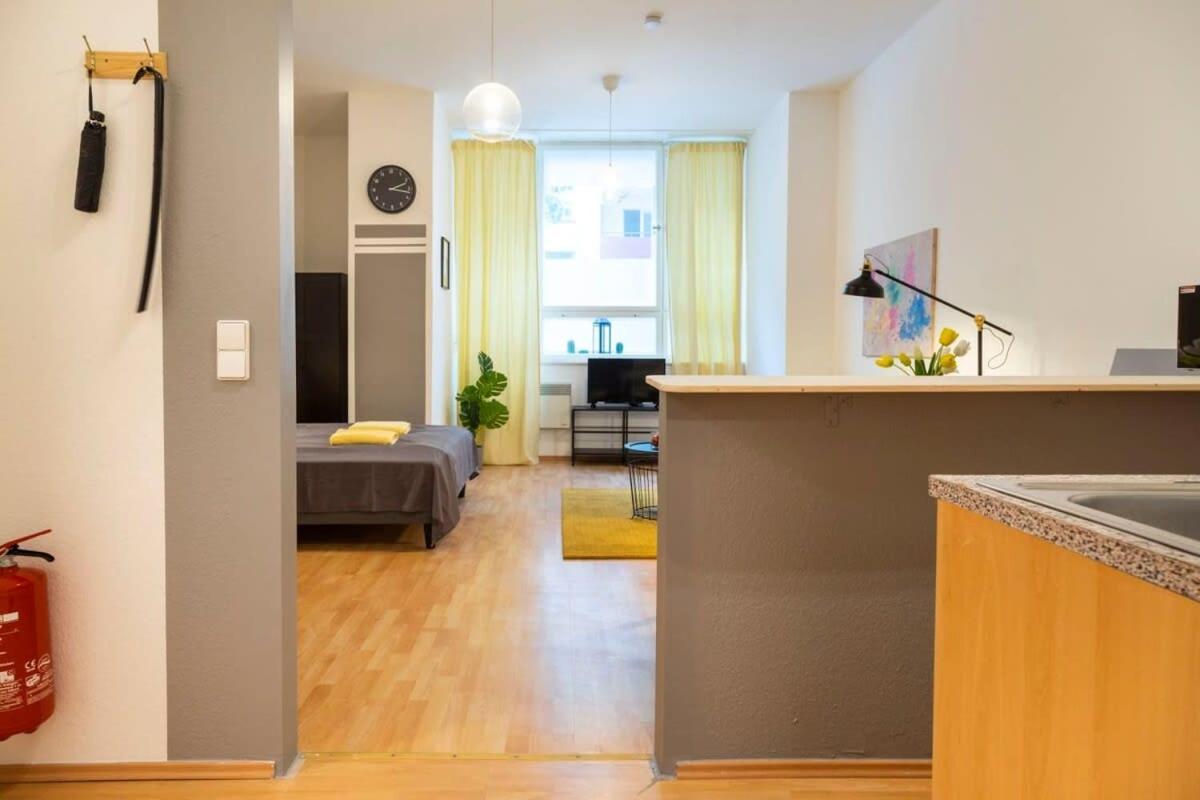 Cozy 2 Room Apartment Next To Hermannstrasse 베를린 외부 사진